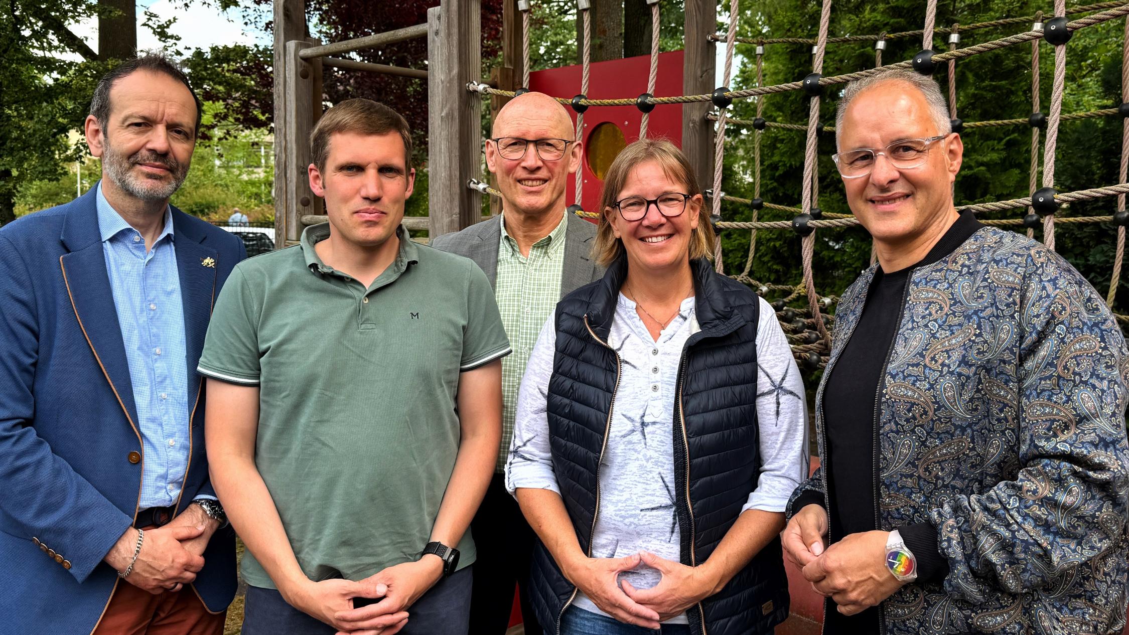 Fröhliche Gesichter nach der Vertragsunterzeichnung. Von links nachts rechts zu sehen: Peter Bernards (Kirchenvorstand), Sascha Kisters (Kirchenvorstand), Markus Höyng (Leitender Pfarrer), Katja Weich (Kita-Leitung), Bernd Siebertz (Kleiner Muck e.V.).